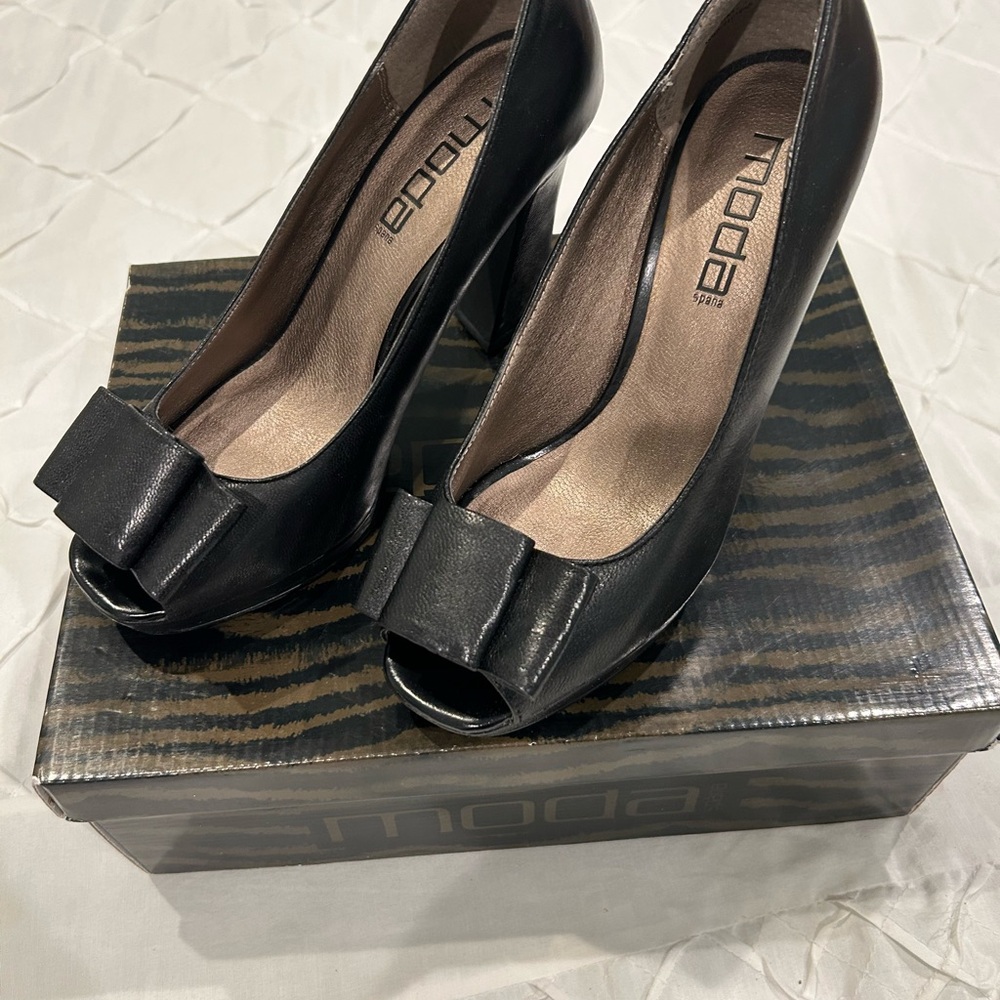 Moda Classic Black Peep-Toe Heels